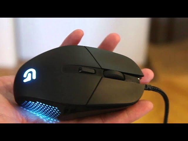 Logitech G302 in hand